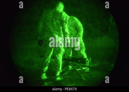 I paracadutisti del 173rd Brigade Support Battalion, 173rd Airborne Brigade, eseguono esercitazioni notturne di fuoco dal vivo utilizzando una mitragliatrice calibro .50 durante l'esercitazione Lipizzaner II a Bac, Slovenia, il 6 novembre 2015. L'esercitazione a livello di squadra allena la valutazione del plotone, le procedure di spiegamento del battaglione, il coordinamento tattico, la gestione delle armi e la sicurezza operativa. L'addestramento mira a migliorare la prontezza aerea, la competenza in combattimento e l'integrazione delle unità durante operazioni multinazionali su terreni e condizioni notturne diversi. Foto Stock