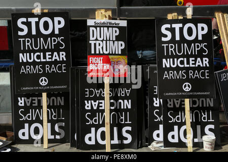 Centinaia di manifestanti raccogliere su Portland Place per una manifestazione contro il presidente statunitense Donald Trump pieno sul primo giorno di visita per il Regno Unito ha organizzato dalle donne del marzo Londra coalizione oltre il divieto di musulmani e di altre questioni in materia di donne e di LGBT i diritti. Dotato di: atmosfera, vista in cui: Londra, Regno Unito quando: 13 lug 2018 Credit: Dinendra Haria/WENN Foto Stock