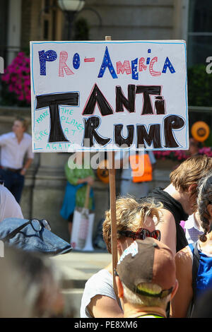 Centinaia di manifestanti raccogliere su Portland Place per una manifestazione contro il presidente statunitense Donald Trump pieno sul primo giorno di visita per il Regno Unito ha organizzato dalle donne del marzo Londra coalizione oltre il divieto di musulmani e di altre questioni in materia di donne e di LGBT i diritti. Dotato di: atmosfera, vista in cui: Londra, Regno Unito quando: 13 lug 2018 Credit: Dinendra Haria/WENN Foto Stock