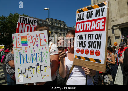 Centinaia di manifestanti raccogliere su Portland Place per una manifestazione contro il presidente statunitense Donald Trump pieno sul primo giorno di visita per il Regno Unito ha organizzato dalle donne del marzo Londra coalizione oltre il divieto di musulmani e di altre questioni in materia di donne e di LGBT i diritti. Dotato di: atmosfera, vista in cui: Londra, Regno Unito quando: 13 lug 2018 Credit: Dinendra Haria/WENN Foto Stock