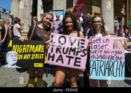 Centinaia di manifestanti raccogliere su Portland Place per una manifestazione contro il presidente statunitense Donald Trump pieno sul primo giorno di visita per il Regno Unito ha organizzato dalle donne del marzo Londra coalizione oltre il divieto di musulmani e di altre questioni in materia di donne e di LGBT i diritti. Dotato di: atmosfera, vista in cui: Londra, Regno Unito quando: 13 lug 2018 Credit: Dinendra Haria/WENN Foto Stock