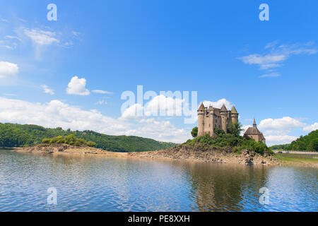 LANOBRE, Francia - 24 Maggio 2018: Chateau de Val nel lago artificiale in Lanobre il 24 maggio 2018 Foto Stock