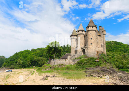 LANOBRE, Francia - 24 Maggio 2018: Chateau de Val nel paesaggio in Lanobre il 24 maggio 2018 Foto Stock