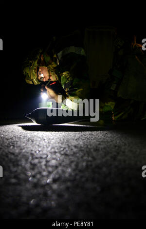 Airman 1. Classe James Boyce, 51st ingegnere civile Squadron l'eliminazione degli ordigni esplosivi tecnico, ispeziona una simulazione di mortaio inesplose round durante l'esercizio vigili Ace 16 a Osan Air Base, Repubblica di Corea, nov. 6, 2015. Ordigni inesplosi è ispezionato per determinare con precisione il modo migliore sia correttamente disarmare o farla esplodere in un ambiente controllato. Vigili Ace 16 è un usa e ROK esercizio combinato progettato per migliorare operativo e tattico il coordinamento attraverso combinata, comune di addestramento al combattimento. (U.S. Air Force foto/Tech. Sgt. Travis Edwards) Foto Stock