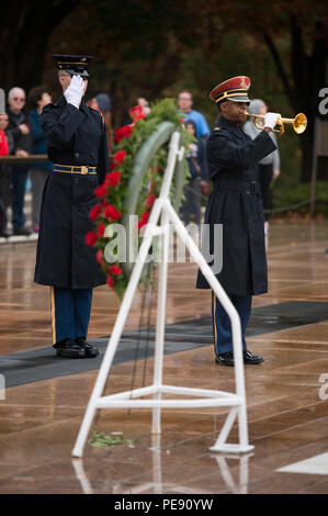 Durante una cerimonia di posa delle ghirlande all'Arlington National Cemetery, un membro della banda dell'esercito americano, la stessa Pershing, suonò Taps per onorare la Tomba del Milite ignoto. Il ministro degli Esteri britannico pose una corona e Tomb Sentinels del 3rd U.S. Infantry Regiment, la Old Guard, svolse funzioni cerimoniali. L'evento ha evidenziato la tradizione militare, il rispetto per i soldati caduti e la precisione cerimoniale nelle commemorazioni annuali di Arlington. Foto Stock