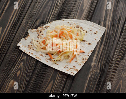 Ingredienti per fare in casa Shawarma su scuro dello sfondo in legno Foto Stock