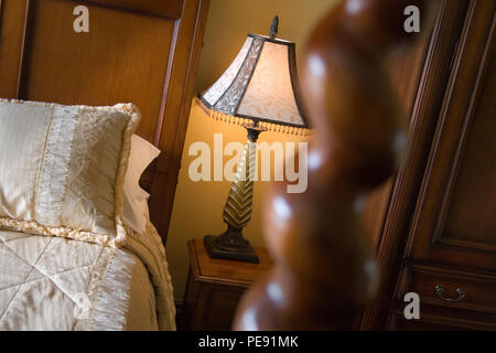 Country house hotel dettagli camera da letto con comodino Foto Stock