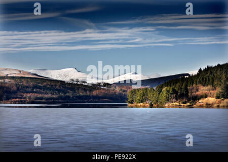 Brecon Beacons montagne di neve che si eleva al di sopra del serbatoio Pontsticill, Parco Nazionale di Brecon Beacons, Wales, Regno Unito Foto Stock