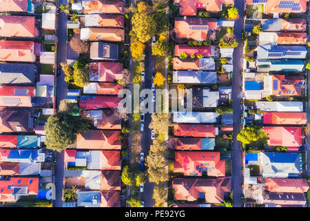 Tettuccio di elevazione verso il basso per tetti di locali di edifici residenziali su strade tranquille su ricchi sobborghi di Sydney's della North Shore inferiore. Foto Stock