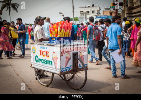 Ice Cream venditore in India, Mysore Foto Stock