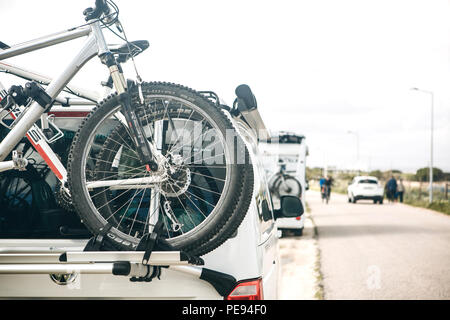 Il Portogallo, Lagos, 12 Aprile 2018: Close-up. Un auto per viaggiare con le biciclette è parcheggiato al lato della strada. Il riposo attivo e viaggi in famiglia. Foto Stock