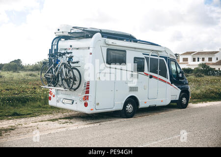 Il Portogallo, Lagos, 12 Aprile 2018: un auto per viaggiare con le biciclette è parcheggiato al lato della strada. Il riposo attivo e viaggi in famiglia. Foto Stock