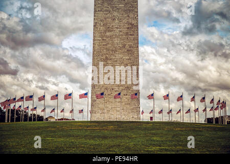 Un cerchio di bandierine americane alla base del Monumento di Washington a Washington DC. Foto Stock