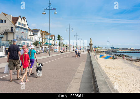 Famiglia cane a piedi sul lungomare, Lowestoft, Suffolk, Inghilterra, Regno Unito Foto Stock