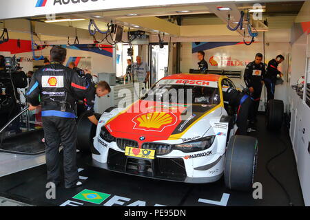 Augusto Farfus' BMW essendo preparato per la qualifica alla gara DTM 2018 sul circuito di Brands Hatch, REGNO UNITO Foto Stock