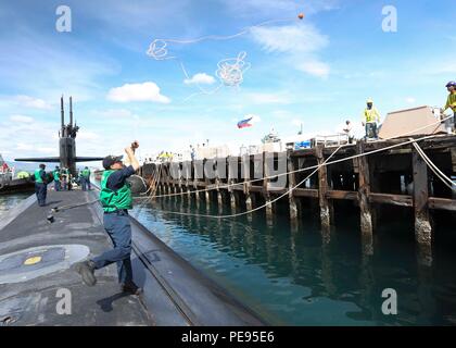 151104-N-ZZ999-472 Subic Bay, Filippine (nov. 4, 2015) marinai moor il Los Angeles-classe fast-attacco sommergibile USS Key West (SSN 722) al molo in Subic Bay, Filippine. Key West ha visitato le Filippine come una parte della sua Indo-Asia-Pacifico la distribuzione. (U.S. Foto della marina da specialista culinaria di prima classe Christopher Rose/rilasciato) Foto Stock