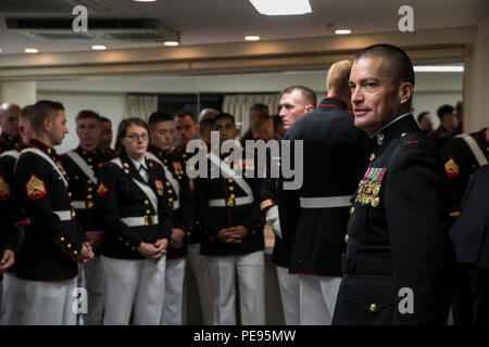 Stati Uniti Marine Corps Chief Warrant Officer 3 Giosuè A. Stone raduna il suo Marines prima di uno spettacolo a condividere alcune parole di incoraggiamento durante il cinquantunesimo Giappone Self-Defence Force Marching Band Festival il 9 novembre 14 presso il Nippon Budokan Arena di Tokyo. Il festival offre un opportunità per bande militari da parte degli Stati Uniti e della Repubblica di Corea e Giappone di legame attraverso la musica e culture militari, nonché l'apprendimento dei diversi stili musicali da ogni altro. La pietra, da Ft. Lauderdale, Florida, è il responsabile del III Marine Expeditionary Force Band, III MEF. (U.S. Marine Corps foto di Cpl Foto Stock