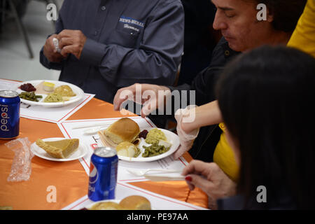 Un volontario che serve cibo all'H-E-B Festa della Condivisione in Del Rio Centro Civico in Del Rio, Texas, nov. 14, 2015. Oltre 500 volontari di Laughlin Air Force Base e la comunità locale ha servito più di duemila persone. (U.S. Air Force foto di Airman 1. Classe Brandon Maggio) Foto Stock