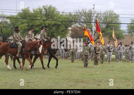 Il Mag. Gen. Michael bollette (a destra), il comandante generale della prima divisione di cavalleria, il comando Sgt. Il Mag. Andrew Barteky (centro), ex soldati senior adviser per il 1° Cav. Div., e il comando Sgt. Il Mag. Maurice Jackson, arruolati senior advisor per il 1° Cav. Div., ispezionare Troopers della divisione mentre a cavallo. (U.S. Esercito foto di Sgt. Garett Hernandez, 1a divisione di cavalleria PAO (rilasciato)) Foto Stock