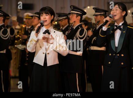 Yukari Miyake solleva la folla gli spiriti con la sua opera-come voce nov. 14 durante una performance con gli Stati Uniti Marina 7 della banda della flotta, Giappone di autodifesa marittima Force band e della Repubblica di Corea la banda della marina militare al Nippon Budokan Arena, Tokyo, come parte della JSDF Marching Band Festival. Il festival prevede la possibilità per le nazioni di legame attraverso la musica e la cultura militare. Miyake è un cantante con la JMSDF band. (U.S. Marine Corps foto di Cpl. William Hester/ rilasciato) Foto Stock