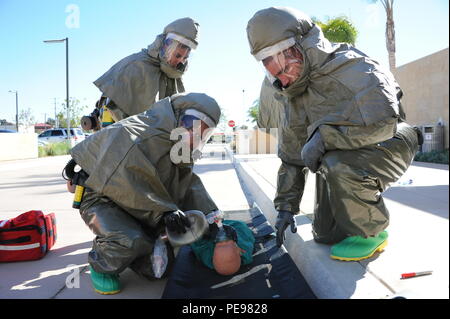 MARINE CORPS BASE Camp Pendleton, California- Marinai da Naval Hospital Camp Pendleton's DECON Team partecipare ad un primo ricevitore Formazione operativa nov. 5, 2015. Il semi-certificazione annuale trapano è gestito da istruttori CBRNE dall'Ufficio di presidenza di Medicina e Chirurgia per valutare la capacità del team di triage e curare i pazienti quindi per assicurarsi che siano puliti in modo nessuna contaminazione entra in ospedale. Il team ha completato l'impostazione di due rifugi di decontaminazione e un vestito completo di 42 personale in dieci minuti e dieci secondi impostazione della medicina Navy tempo record per una DECON team. (Massa Foto Stock