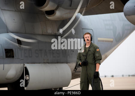 Sgt. Hayden Frank, un equipaggio master con dedicate Air-Ground Marine Task Force Response-Africa crisi, esegue i controlli finali prima della partenza su un KC-130J Hercules in Zaragoza, Spagna, nov. 11. I marines hanno trascorso una settimana di formazione con omologhi spagnoli, fornendo aria consegna di ingranaggio e personale, nov. 9-13. (U.S. Marine Corps photo by Staff Sgt. Vitaliy Rusavskiy) Foto Stock