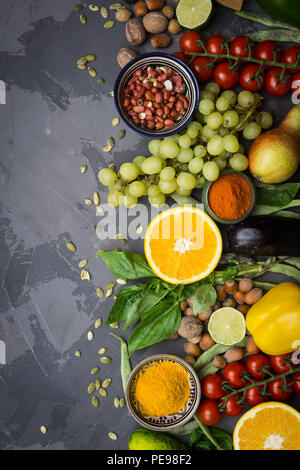 Pulire la selezione di cibo. Cibo sano sfondo, telaio di alimenti biologici. Ortaggi e legumi, frutta, spezie. Dieta bilanciata al buio su un sfondo nero. Parte superiore Foto Stock
