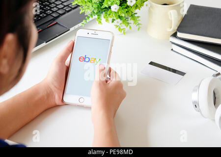 CHIANG MAI, Thailandia - Luglio 30, 2018 :Apple iPhone 7Plus Ebay di apertura di un'applicazione,Ebay asta online e sito di acquisti è stata fondata nel 1995. Foto Stock