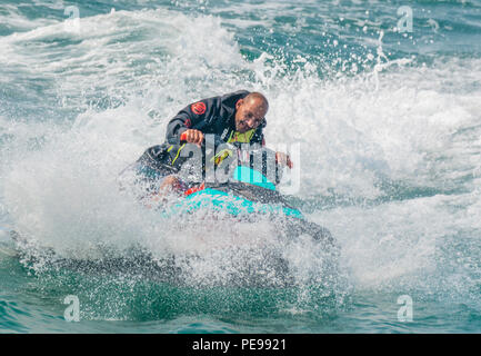 Uomo a cavallo di un jet ski sul mare in estate nel Regno Unito. Sport d'acqua.Jet ski. Jet ski. Foto Stock