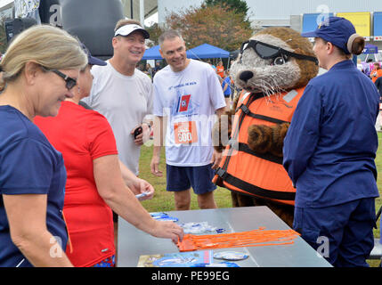 Adm posteriore. Steven P. Metruck (sinistra) e Master Chief Petty Officer Mark Pearson (destra) parlare con shipmates e Sammy il Sea Otter, Sabato, nov. 7, 2015, durante il Coast Guard giorno festeggiamenti in Portsmouth, Va. la città di Portsmouth è indicata una guardia costiera della città e ha organizzato un festival per onorare gli uomini e le donne di servizio e delle loro famiglie. (Coast Guard fotografia di Sottufficiali di terza classe Joshua Canup) Foto Stock