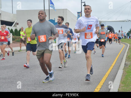 Master Chief Petty Officer Mark Pearson corre in un 5K Sabato, nov. 7, 2015, durante il Coast Guard giorno festeggiamenti in Portsmouth, Va. la città di Portsmouth è indicata una guardia costiera della città e ha organizzato un festival per onorare gli uomini e le donne di servizio e delle loro famiglie. (Coast Guard fotografia di Sottufficiali di terza classe Joshua Canup) Foto Stock