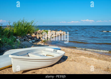 Barca lungo la costa del lago Peipus. Estonia, Europa Foto Stock