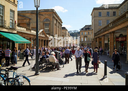 Stallo occupato strada strada dello shopping nel centro della città di Bath England Regno Unito Foto Stock