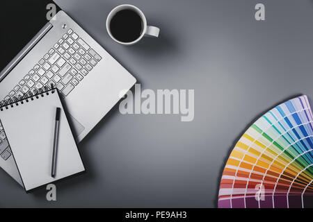 Designer workplace con tavolozza di colori e laptop. vista superiore con spazio di copia Foto Stock