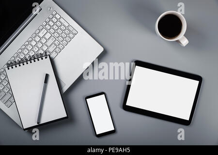 Mockup con telefono portatile e tablet digitale su sfondo grigio. vista superiore Foto Stock