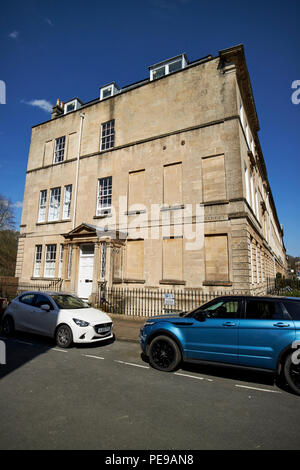 Windows bloccato a causa della finestra imposta su sunderland Street la strada più breve in vasca tra case cittadine Georgiane sulla Great Pulteney Street Bath Engla Foto Stock