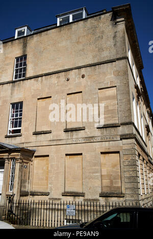 Windows bloccato a causa della finestra imposta su sunderland Street la strada più breve in vasca tra case cittadine Georgiane sulla Great Pulteney Street Bath Engla Foto Stock