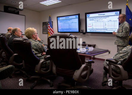 Alaska Gov. Bill Walker e Briga. Gen. (Alaska) Laurie Hummel, l'aiutante generale dell'Alaska National Guard, ascoltare attentamente durante una presentazione fatta dal comando Sgt. Il Mag. Richard Hildreth, lo stato arruolato senior advisor, come egli parla di impegno rurale e il reclutamento nell'esercito Alaska National Guard, durante una riunione dei responsabili presso il National Guard armory su base comune Elmendorf-Richardson 1 ottobre. (U.S. Esercito nazionale Guard foto di Sgt. Marisa Lindsay) Foto Stock