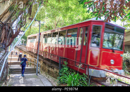 Hong Kong - Luglio 01, 2018: Il Peak Tram andando giù per far salire e scendere passeggeri nel centro di Hong Kong Foto Stock