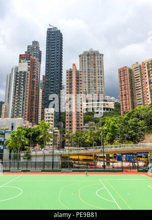Hong Kong - Luglio 02, 2018: vista di Victoria Park e gli edifici dell'Isola di Hong Kong Foto Stock