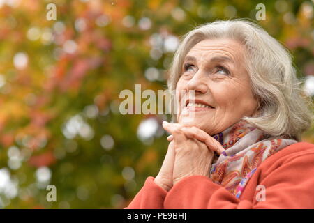 Ritratto di bella donna senior in posizione di parcheggio Foto Stock