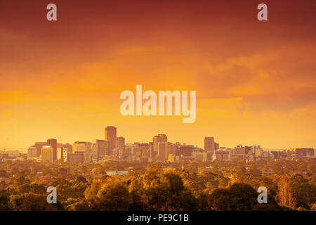 Adelaide skyline della città al tramonto visto da colline, Sud Australia Foto Stock