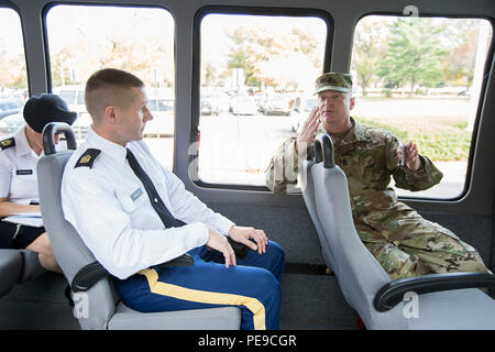 Sgt. Il Mag. dell'esercito Daniel A. Dailey ascolta come base comune sala Myer-Henderson Command Sgt. Il Mag. Randall E. boschi mutandine di lui le vicende della base Dailey durante il tour della base comune nov. 6. Dailey arrestata al soldato per Life-Transition centro assistenza, Cody Child Development Center, Henderson Hall della sede di servizio e il Battaglione e Bruker Hall come parte del tour di JBM-HH. (Base comune sala Myer-Henderson PAO foto di nellâ re) Foto Stock