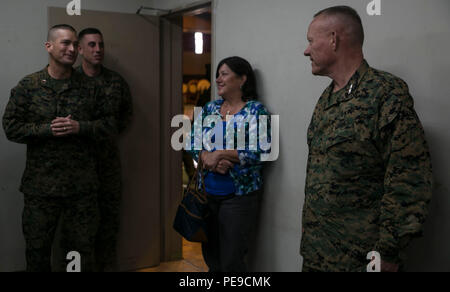 Stati Uniti Marine Corps Chief Warrant Officer 3 Giosuè A. pietra (sinistra) parla con Lt. Gen. Larry D. Nicholson nov. 11 durante una prova come parte del Giappone Forza di Autodifesa Marching Band Festival a Tokyo in Giappone. Nicholson ha visitato i Marines durante le loro prove per fornire loro con parole di incoraggiamento e un compleanno un messaggio riguardante la Marine Corps' 240th compleanno. Il festival offre un opportunità per bande militari provenienti da Stati Uniti, Giappone e Repubblica di Corea al legame attraverso la musica e la cultura militare. Il festival è prevista per il mese di novembre 12-16 al Nippon Budokan Arena di Tokyo, J Foto Stock