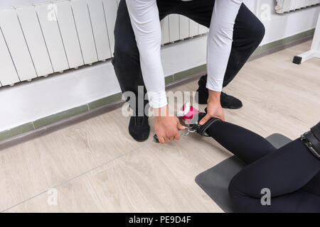 Chiusura del collegamento di womans caviglia per anello di metallo Foto Stock