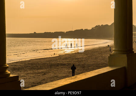 Gruppo di amici in sella ai loro cavalli in mare a Barry Island, Vale of Glamorgan, Galles. PHILLIP ROBERTS Foto Stock