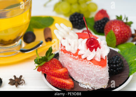 Pezzo di torta alla frutta e rabboccato con il cioccolato bianco Foto Stock