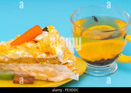 Gourmet appena sfornato la torta di carote con tè caldo Foto Stock