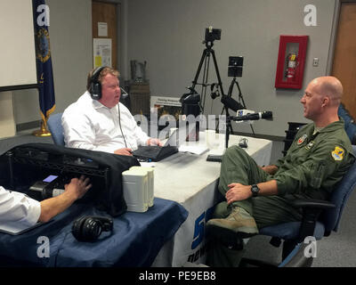 Kevin Miller di KIDO radio in Boise, inteviews Col. Tim Donnellan, 124Fighter Wing Commander durante la diffusione di mattina il suo talk show da 124Fighter Wing Boise, Idaho su nov. 10, 2015. Miller ha parlato con sei membri dell'Idaho Air National Guard circa le loro esperienze nella guardia nazionale del lavoro e della vita equilibrio e maggiore è la missione e il futuro di 124Fighter Wing. (Air National Guard Photo da 2 Lt. Cassie Morlock) Foto Stock