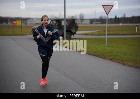 Stati Uniti Air Force aviatori 1a classe Corynn Collins, 74Expeditionary Fighter Squadron munizioni convenzionali sistemi di equipaggio, viene eseguito durante l'esecuzione annuale per la Veteran's 4,5K fun run a Amari Air Base, Estonia, nov. 13, 2015. Collins, una Florida nativa, è distribuito da Moody Air Force Base, Ga., come parte di un teatro pacchetto di sicurezza in supporto del funzionamento Atlantic risolvere. (U.S. Air Force foto di Andrea Jenkins/rilasciato) Foto Stock